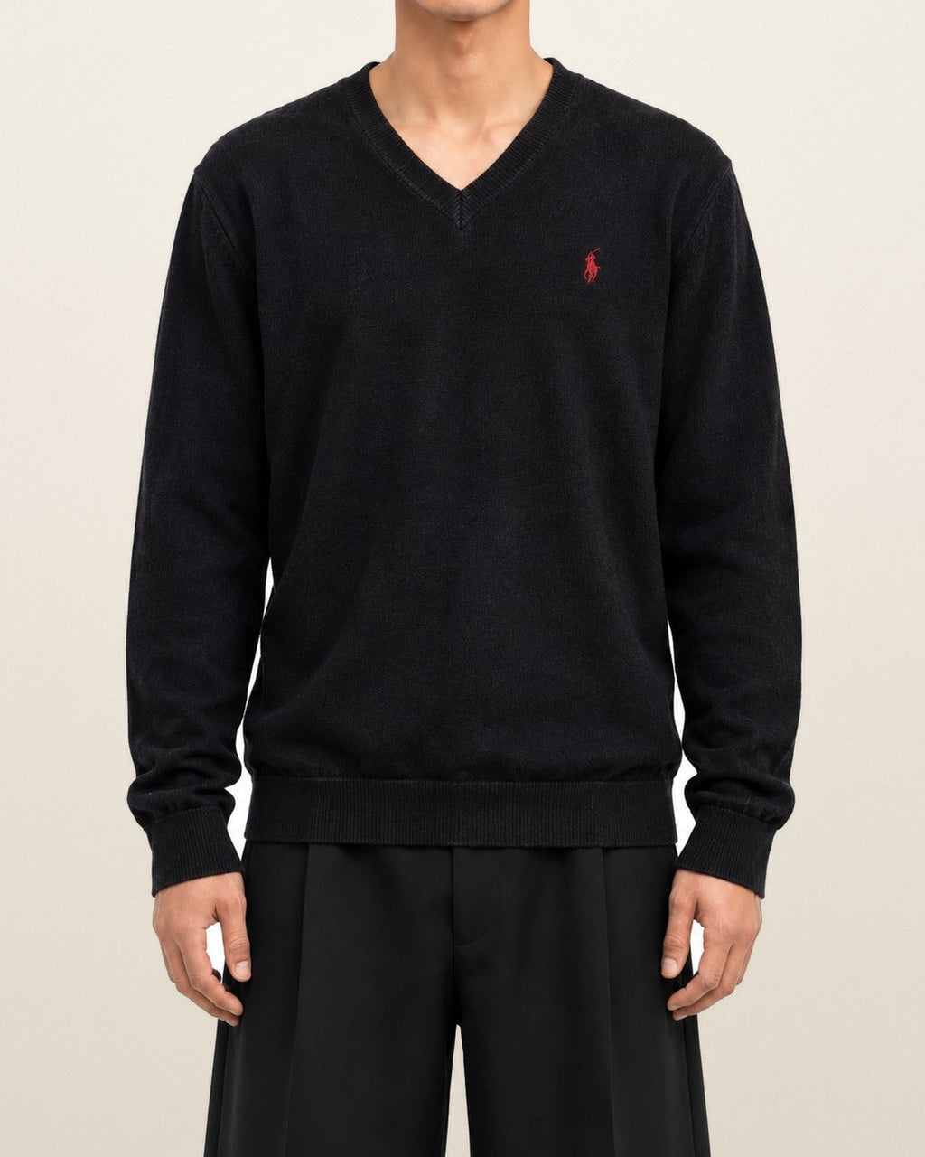 Ralph Lauren Pullover mit V-Ausschnitt in Schwarz, Größe M – getragen, Vorderansicht