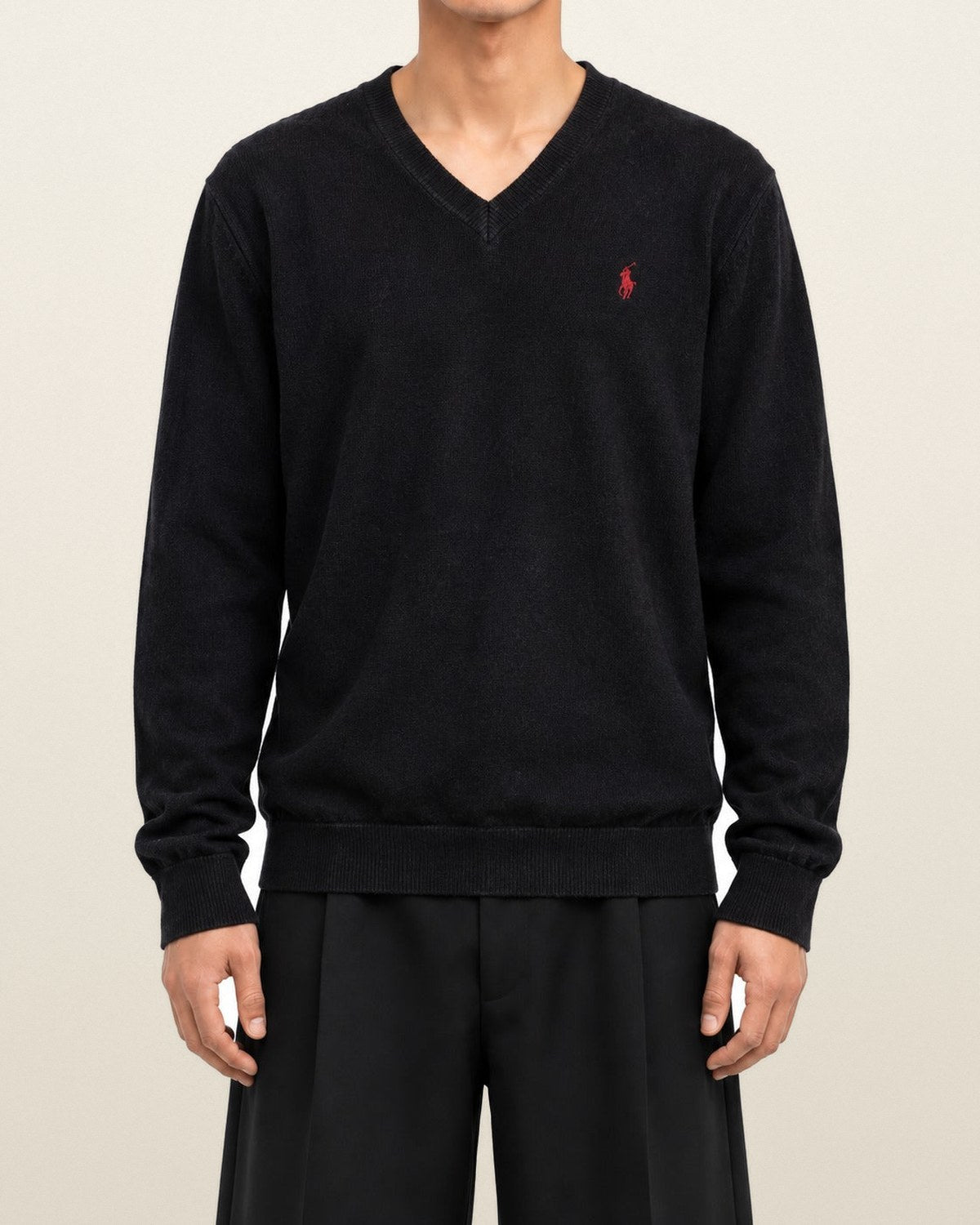 Ralph Lauren Pullover mit V-Ausschnitt in Schwarz, Größe M – getragen, Vorderansicht