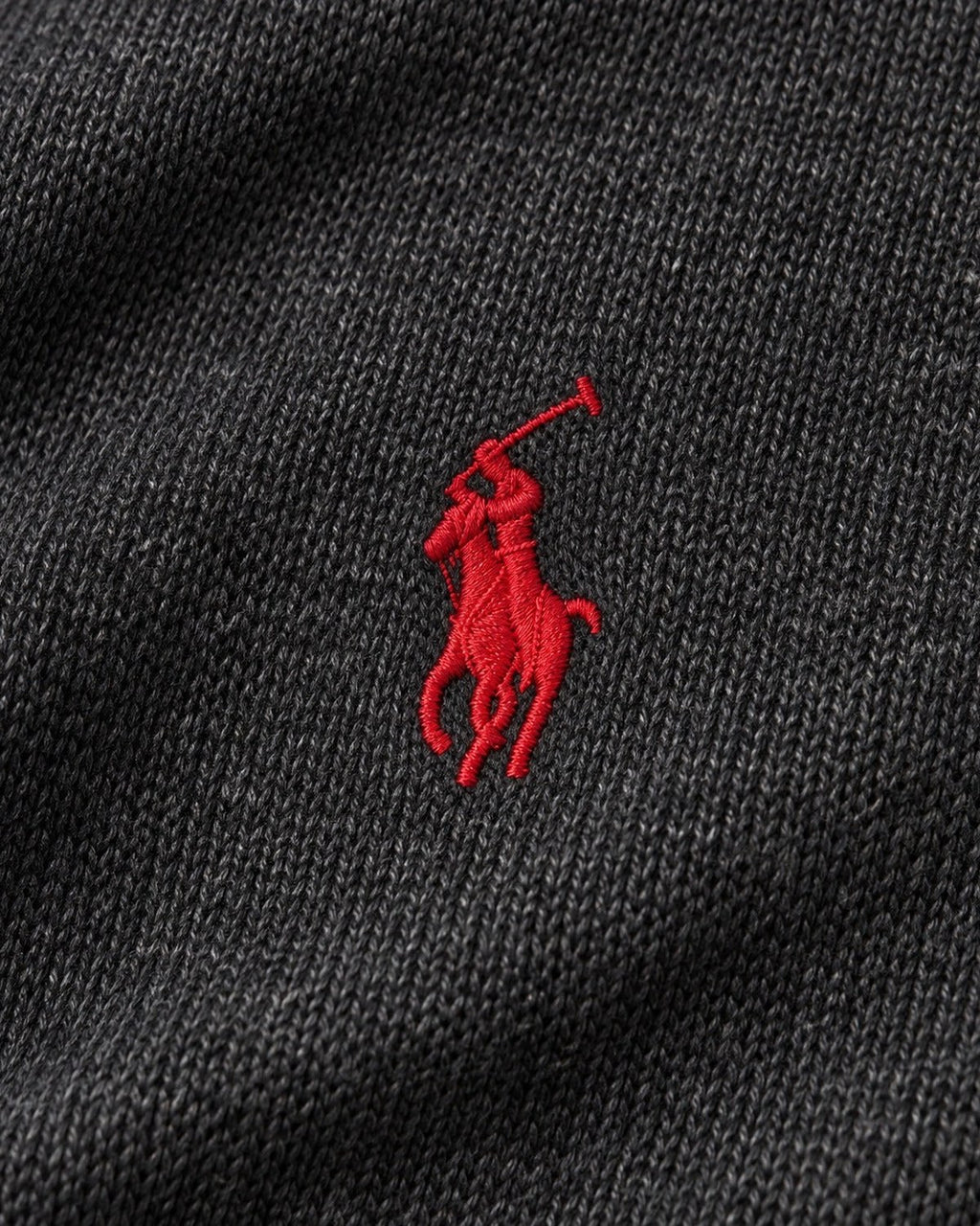 Ralph Lauren Pullover mit V-Ausschnitt in Schwarz, Größe M – Detail: gesticktes Brustlogo