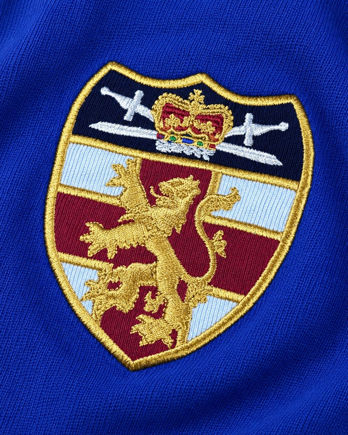 Ralph Lauren Rugby-Shirt mit Wappen in Royalblau, Größe M – Detail: Brustemblem