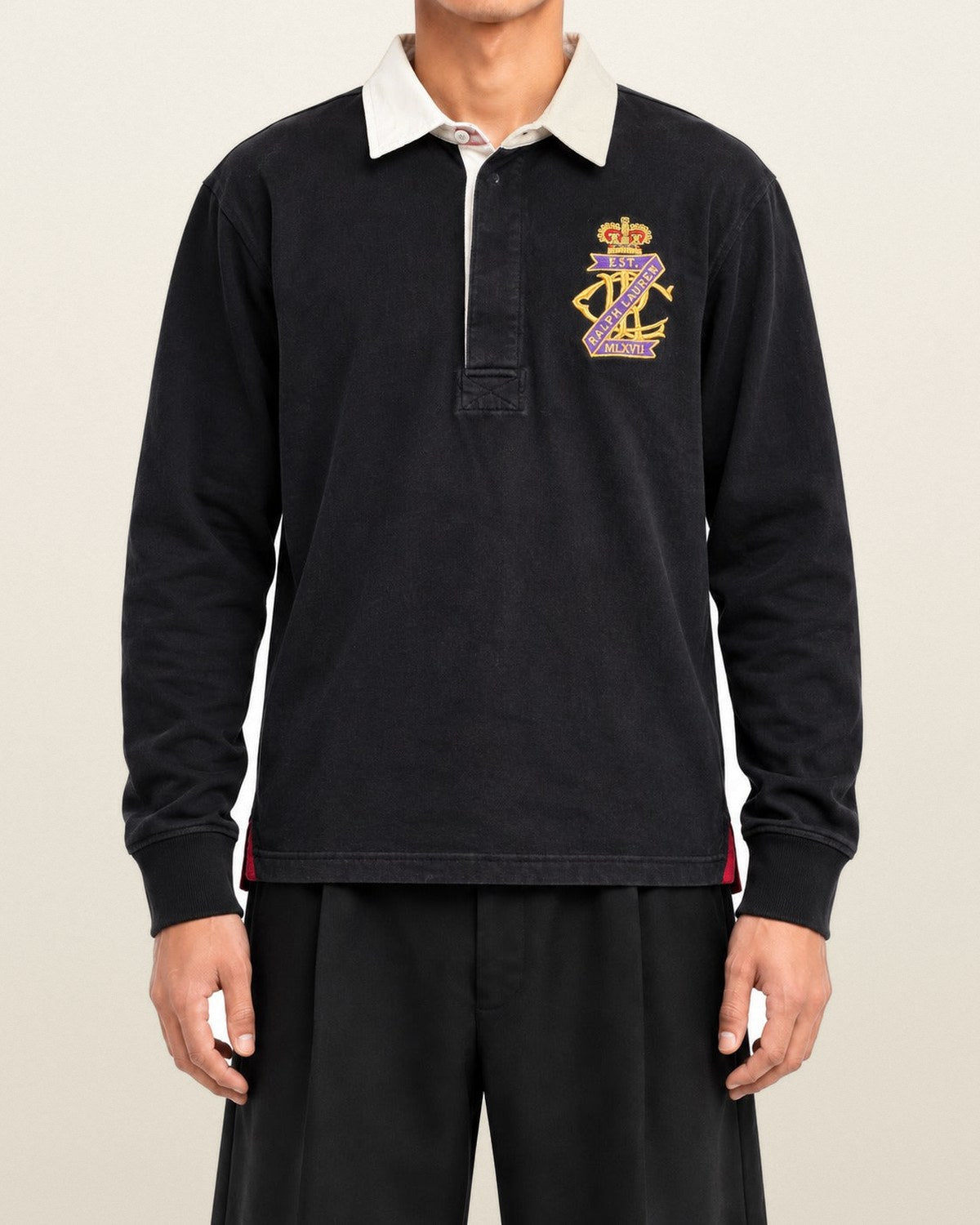 Ralph Lauren Rugby-Shirt mit Wappen in Schwarz, Größe M – getragen, Vorderansicht