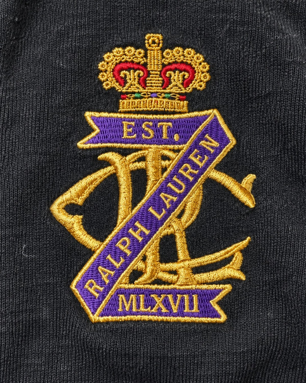 Ralph Lauren Rugby-Shirt mit Wappen in Schwarz, Größe M – Detail: Brustemblem