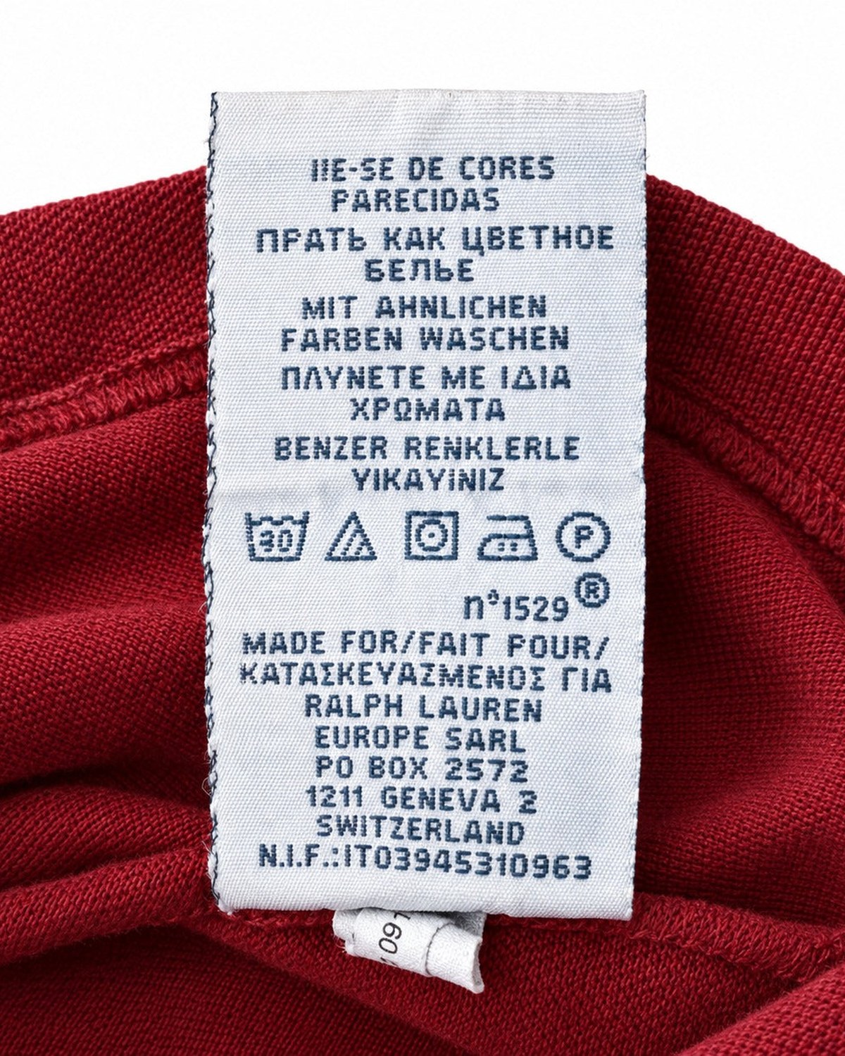 Ralph Lauren Rugby-Polo in Rot, Größe M – Etikett mit Herkunft und Artikelnummer