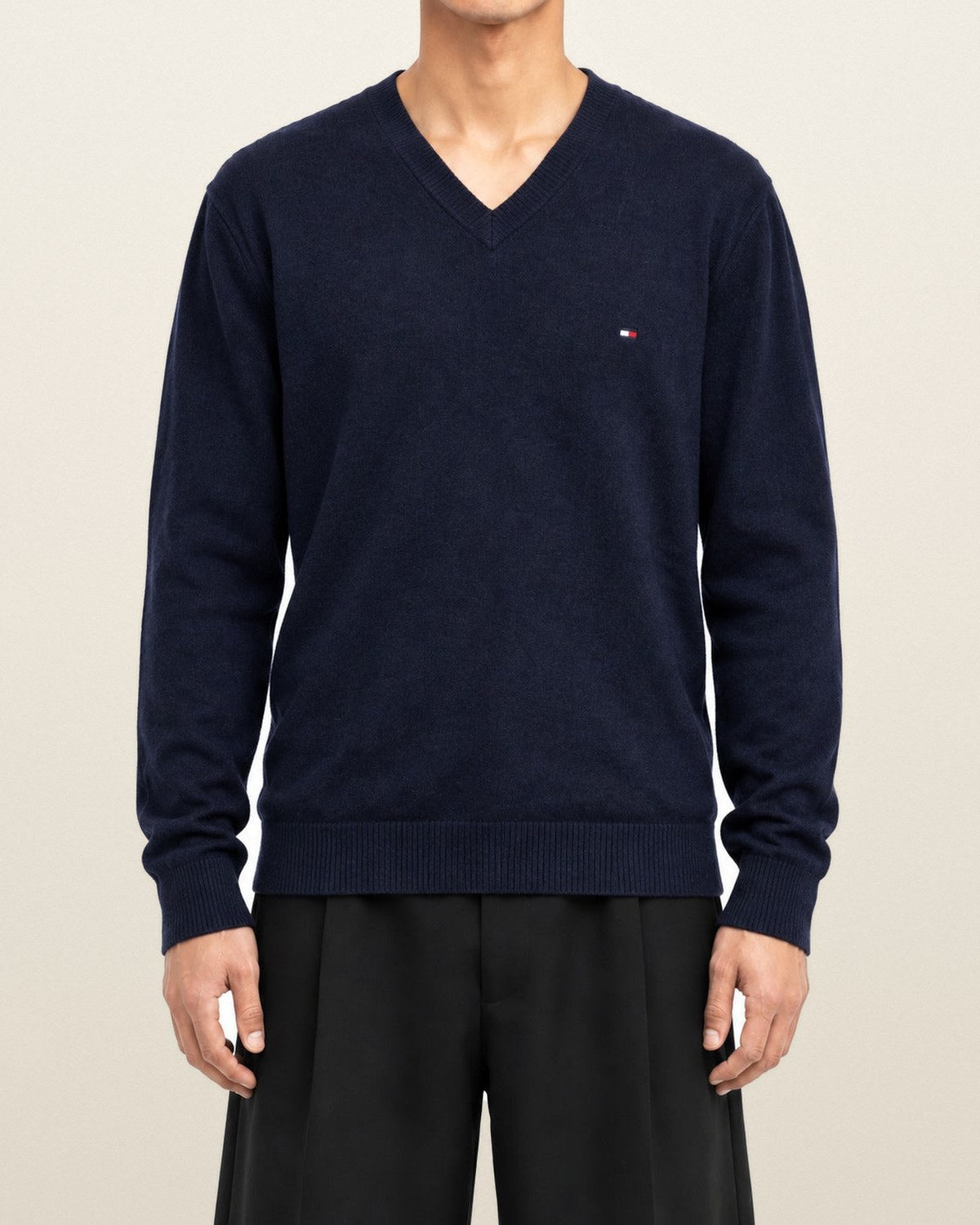 Tommy Hilfiger Pullover mit V-Ausschnitt in Navy, Größe M – getragen, Vorderansicht