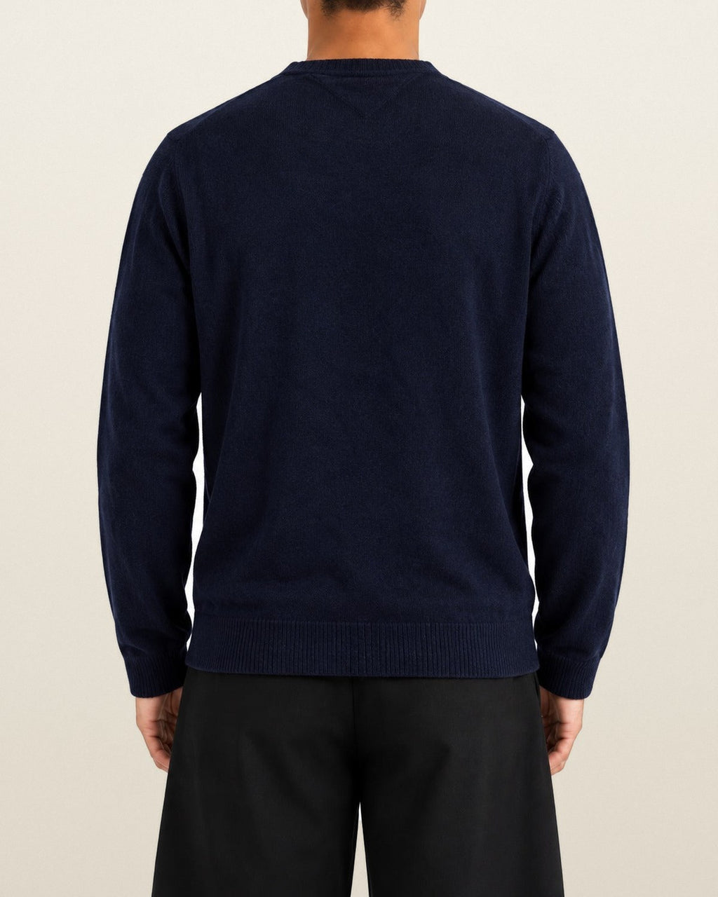 Tommy Hilfiger Pullover mit V-Ausschnitt in Navy, Größe M – getragen, Rückansicht