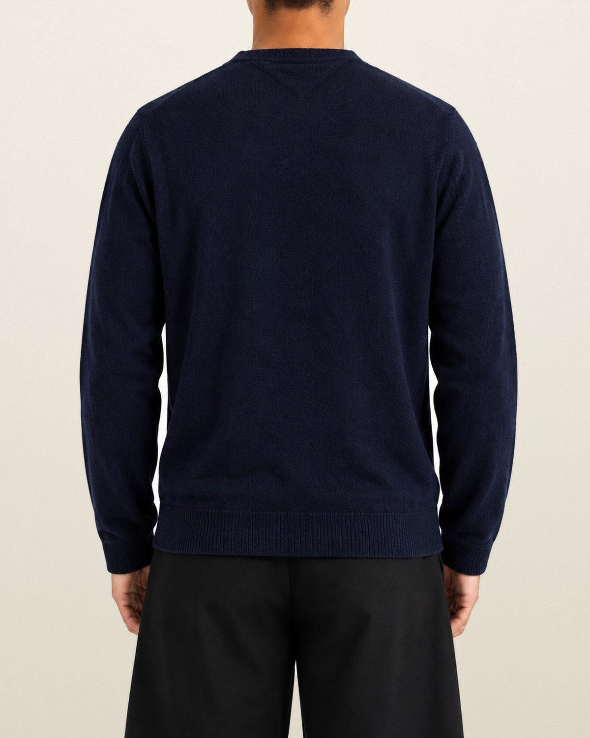 Tommy Hilfiger Pullover mit V-Ausschnitt in Navy, Größe M – getragen, Rückansicht