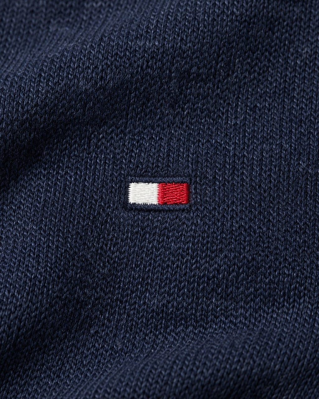Tommy Hilfiger Pullover mit V-Ausschnitt in Navy, Größe M – Detail: gesticktes Brustlogo