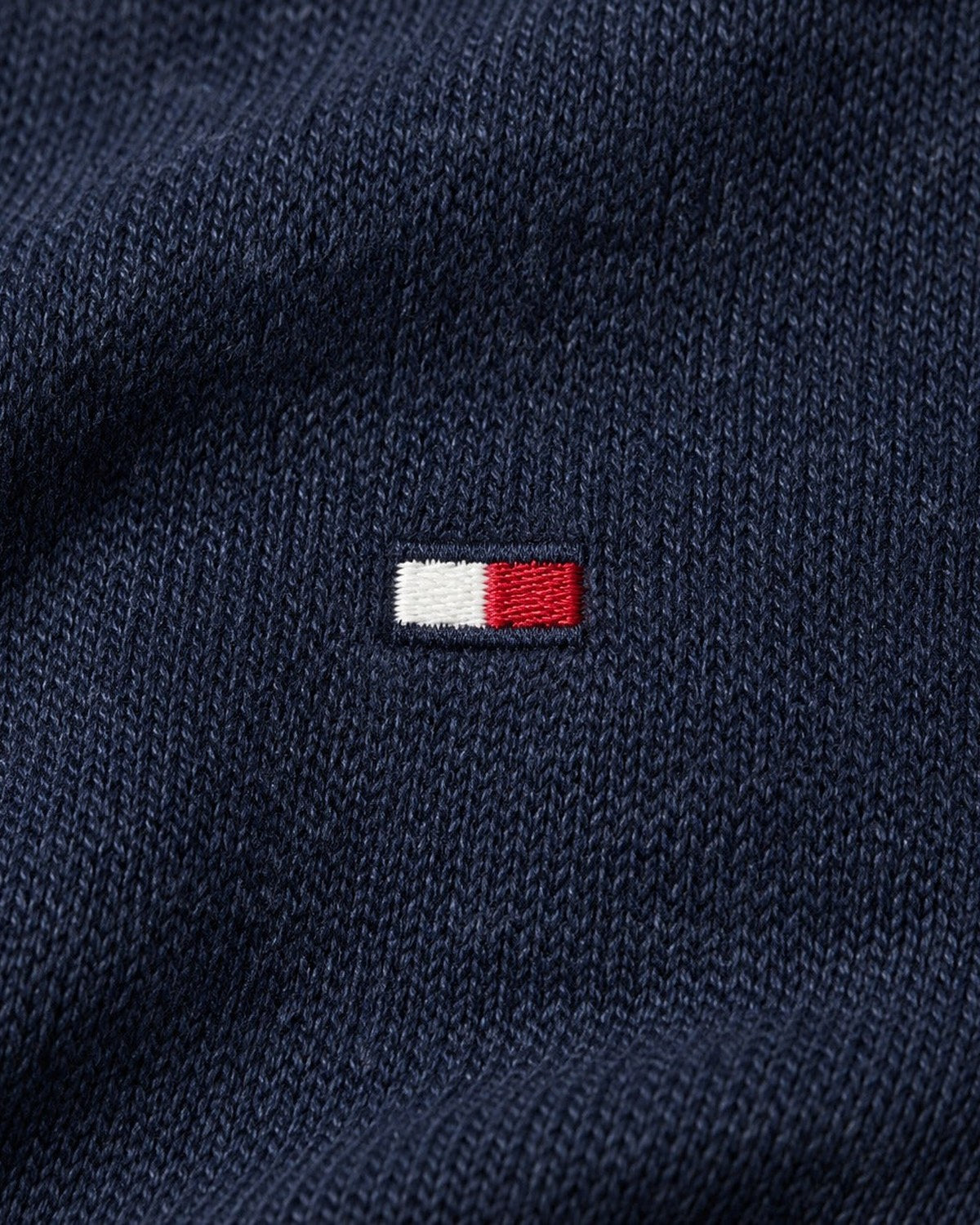 Tommy Hilfiger Pullover mit V-Ausschnitt in Navy, Größe M – Detail: gesticktes Brustlogo