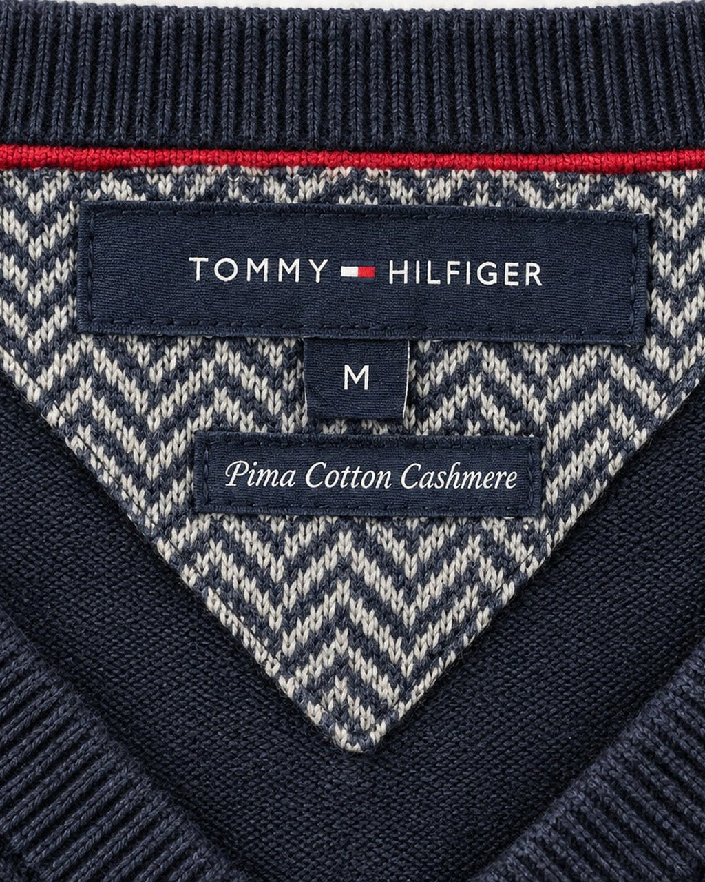 Tommy Hilfiger Pullover mit V-Ausschnitt in Navy, Größe M – Marken- und Größenetikett