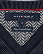 Tommy Hilfiger Pullover mit V-Ausschnitt in Navy, Größe M – Marken- und Größenetikett