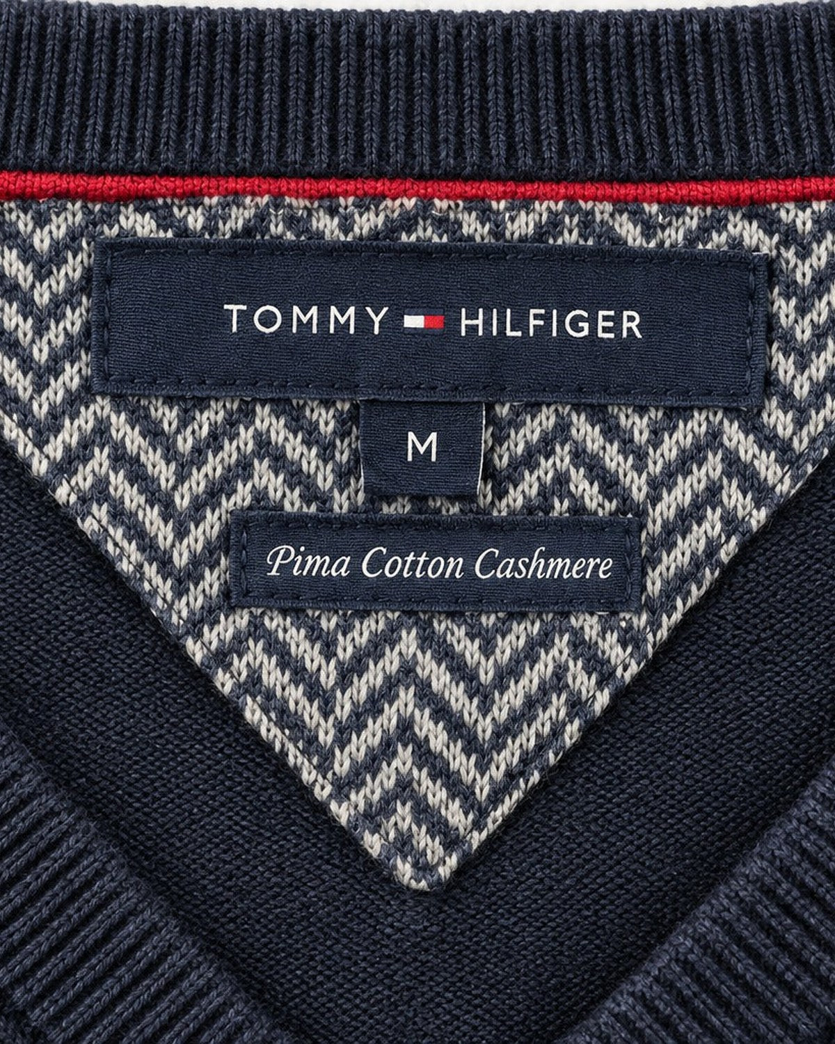 Tommy Hilfiger Pullover mit V-Ausschnitt in Navy, Größe M – Marken- und Größenetikett