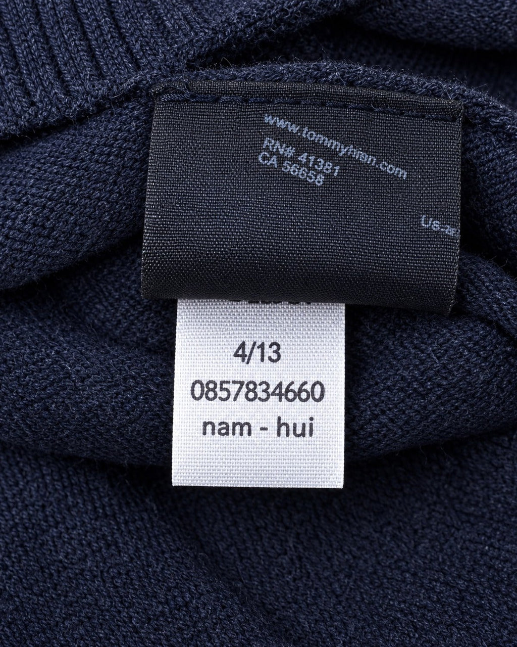 Tommy Hilfiger Pullover mit V-Ausschnitt in Navy, Größe M – Etikett mit Artikelnummer