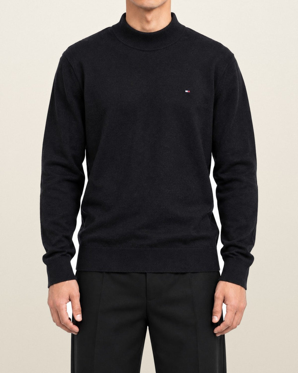Tommy Hilfiger Stehkragenpullover in Schwarz, Größe M – getragen, Vorderansicht