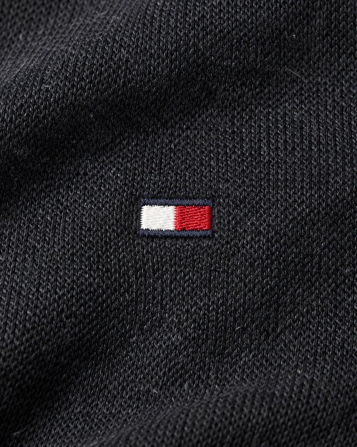 Tommy Hilfiger Stehkragenpullover in Schwarz, Größe M – Detail: gesticktes Brustlogo