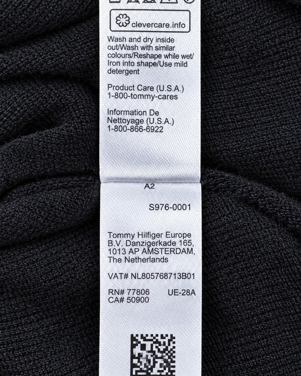 Tommy Hilfiger Stehkragenpullover in Schwarz, Größe M – Pflegeetikett mit Artikelnummer